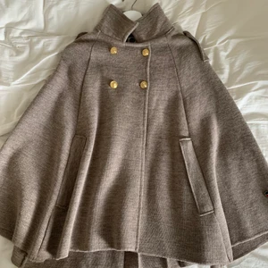 Busnel Poncho - Storlek Medium/Small. I nyskick. Endast använd 2 gånger.