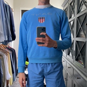 Gant sweatshirt  - Sparsamt använd gant sweatshirt. Perfekt nu till sommarkvällar. Jag är 183 cm
