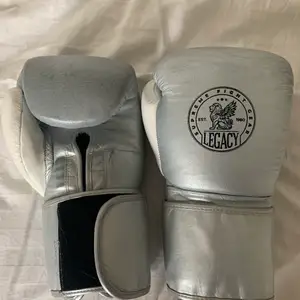 Har använt dessa i drygt tre månader. Det är gott som nya och är i väldigt bra kvalite! Funkar bra för kickboxning/muay thai! Storlek: 10oz. 