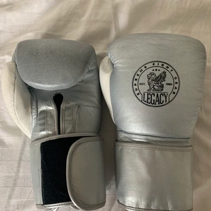 Legacy boxningshandskar  - Har använt dessa i drygt tre månader. Det är gott som nya och är i väldigt bra kvalite! Funkar bra för kickboxning/muay thai! Storlek: 10oz. 