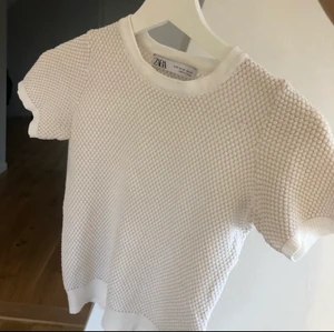 Zara topp - Superfin slutsåld topp från Zara, köpt på plick men kommer tyvär inte till användning💕 Storlek XS men passar även S då den är stretchig ✨ buda från 100kr eller köp direkt för 350 inkl frakt, annars står köpare för frakt💕