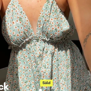 Fin sommarklänning  - Jätte fin sommarklänning köpt här på plick men tyvärr inte kommit till användning så säljer den igen. Köpt för 230+ frakt men pris kan diskuteras. Köparen står för frakt eller mötas upp. 
