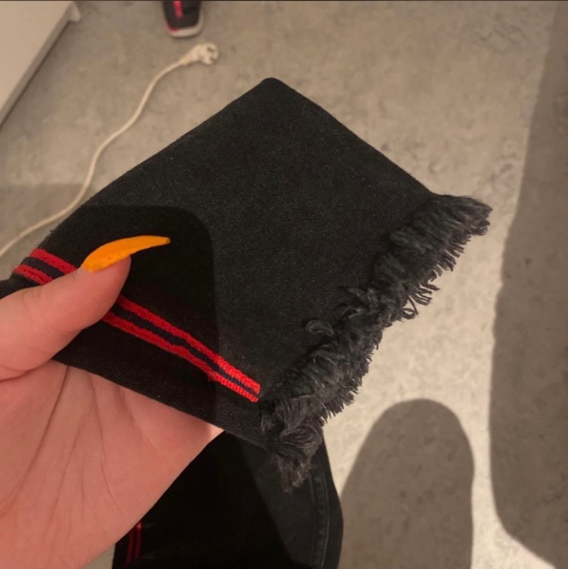 Svarta jeans med röda ränder  - 91