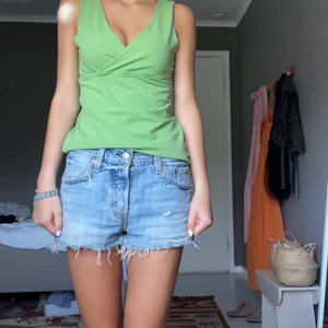 Zara topp - Säljer min fina vintage zara topp, som är i en super härlig grön färg och snygg passform💛💚SISTA BILDEN ÄR LÅNAD❌