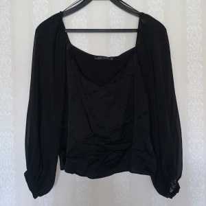 Zara blus  - Svart blus från Zara, satin tyg vid rygg, mage och bröst. Mesh tyg på armarna och ballong arm. Lite v-form vid brösten storlek M