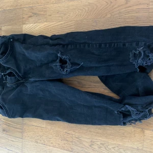 Jeans  - Säljer dessa jeans med hål i då jag inte använder dom längre, hög i midja 