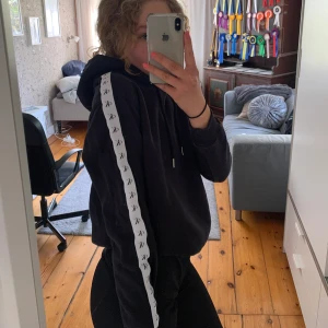 Calvin Klein hoddie - Säljer min Calvin Klein hoddie i storlek S. Den är inte mycket använd i så fint skick