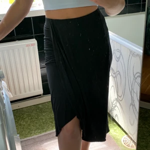 Sommarkjol - Superskön kjol från Vero Moda, aldrig blivit använd men sitter super fint och så skönt material☺️ Den skiftar lite mellan svart och blått i färgen och har tunt tyg men inte genomskinlig 🥰 Passar S/M. Frakten ingår i priset 