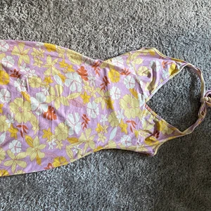 Hawaii print klänning - Hawaii printad klänning från shein som inte kommer till användning kan mötas upp i Eskilstuna annars står köparen för frakt ❤️🌟