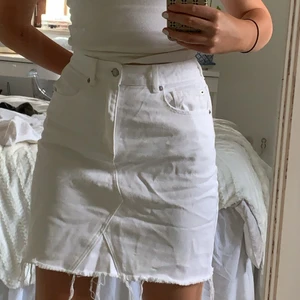 Vit jeans kjol  - Säljer min vita kjol för den har aldrig användts. Köparen står för frakt! OBS! Är osäker på frakten så det behöver inte kosta så mycket som är inskrivet!❤️