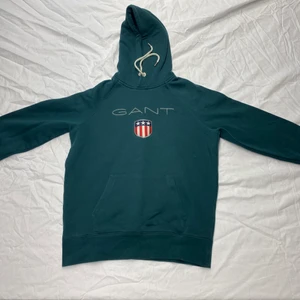 Gant hoodie - Gant hoodie i okej skick. 7/10!