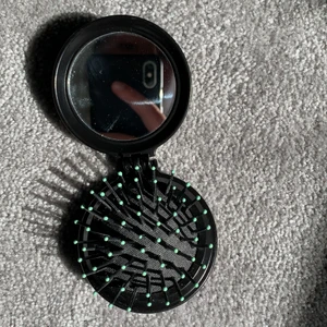 Borste + spegel i ett - Oanvänd smart ihopfällbar borste med spegel som bara legat i lådan därför säljer jag😊 ge bud om flera är intreserade