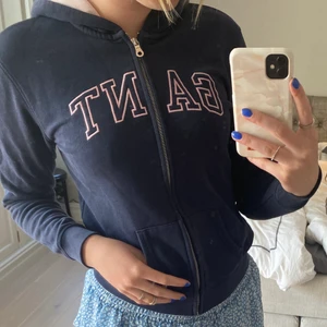 Zip hoodie - En mörkblå zip hoodie från gant. Kom privat för fler bilder 