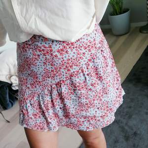 En superfin kort blommig kjol från H&M. Storlek: S/M. Frakt tillkommer🌸DM vid frågor.