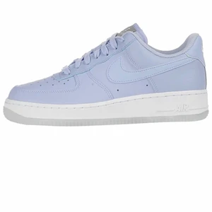 Blå nike air forces 1'07 - Säljer mina blå air force, väldigt använda och tydliga slitningar! OBS lånade bilder. kan skicka egna bilder vid intresse. Möter upp runt i skåne men främst Malmö/Lund