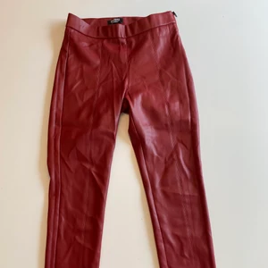 Zara skinnbyxor storlek M - Snygga skinnbyxor/leggings (typ läderimitation) från Zara i storlek M. Använda 1 gång och är i fint skick. Har slits nere vid ankeln och dragkedja i sidan av midjan. Köparen står för frakten 