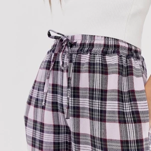 rutiga kostymbyxor - haft på mig dom endast ett par gånger. köpte dem från asos för 380kr. säljs pga att det inte är min stil längre 💕