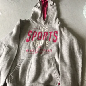 🦋En hoodie🦋storlek 150🦋 - Hoodien är i bra skick oanvänd bara provad 1 gång😍 vill bli av med den för använder heller inte den (kommer inte till användning) bjuder på frakt 📦 på vissa grejer eller mötas upp i Fagersta🦋💜💜
