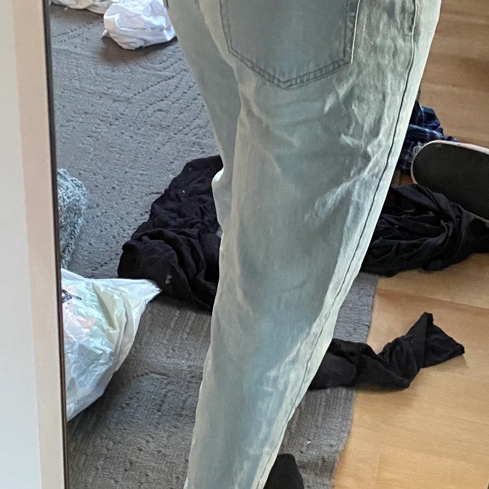 Sköna byxor om ni är intresserad så skriv för mer bilder om ni vill köptes från zarlando i vintras men har vuxit ur dem nu (jag är 166cm) . Jeans & Byxor.