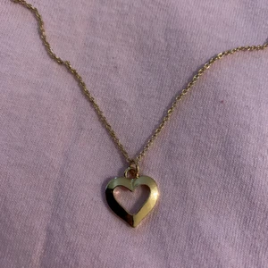 Hjärthalsband - Säljer halsband och armband i olika storlekar. 1 st - 15 kr, 2 st - 20 kr, 3st 25 kr. Frakten är densamma för alla så kolla gärna på de andra smyckena för att få allt fraktat tillsammans. 