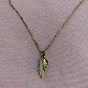 Halsband med vinge - Säljer halsband och armband i olika storlekar. 1 st - 15 kr, 2 st - 20 kr, 3st 25 kr. Frakten är densamma för alla så kolla gärna på de andra smyckena för att få allt fraktat tillsammans.