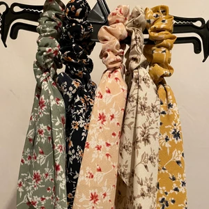 Blommiga Scrunchies 5st - Blommiga scrunchies, nelt nya, 5st för 45:- 🙂