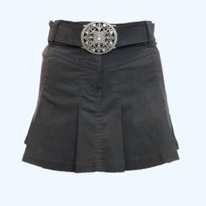 svart vintage 2000s kjol inklusive bälte.  Storlek- XS, (148cm)  Passform- dam/flicka   Mått- midja = ca 30 Längd ca 33. 