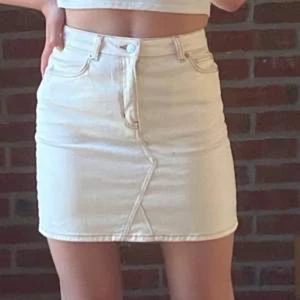 carin wester jeanskjol - !LÅNAD BILD!  säljer min jeanskjol ifrån carin wester då den har blivit för liten för mig. köpt på åhlens för 499kr och den är i strl 42. pris kan diskuteras vid snabb affär. kan fraktas inom sverige eller mötas i stockholm