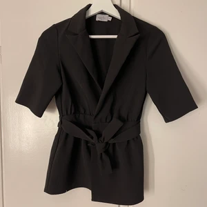 Svart blus/Skjorta - Söt skjorta som man knyter fram med💕