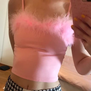 Faux fur top - Rosa linne med fejk fjädrar. Y2K vibes. Inga defekter eller fläckar! Aldrig använd. Passar XS men också S. 