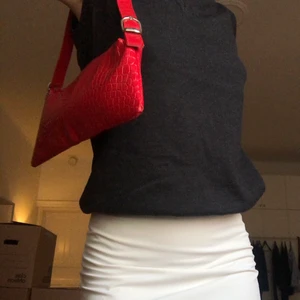 Röd axelväska - Snygg, röd axelväska i bra skick!