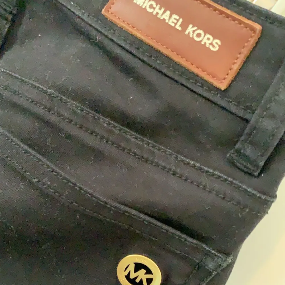 svarta Michael kors jeans i storlek 0 / 25 / xxs - xs . De är köpta för 1700kr. Farkut & Housut.
