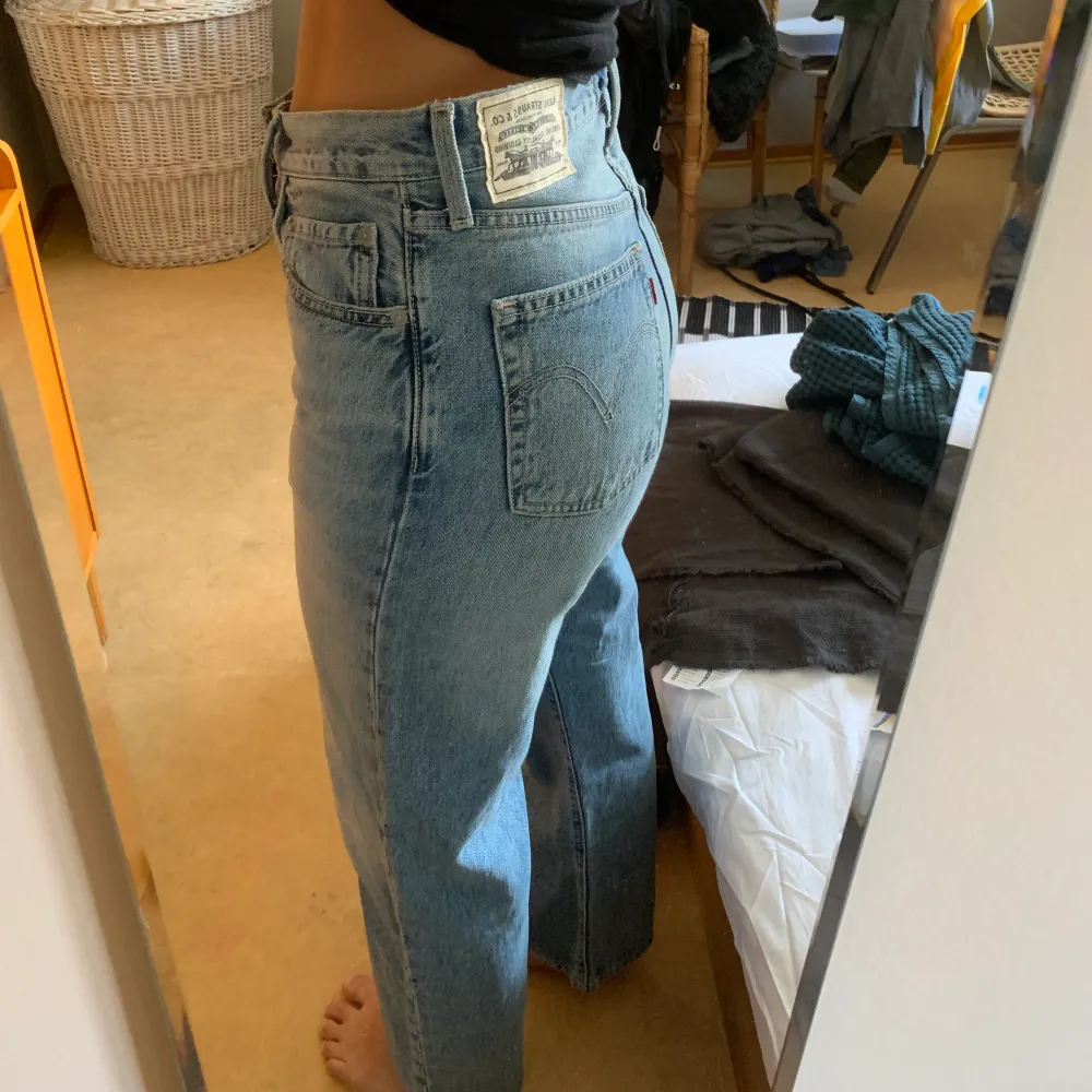 Säljer mina favorit Levis ribcage straight leg jeans gjort med hampa material! Skitsnygga med en vit tyglapp där bak istället för läder. Strl 28 och sitter perfekt i längden på mig som är 167! Jag är öppen för prisförslag också. Jeans & Byxor.