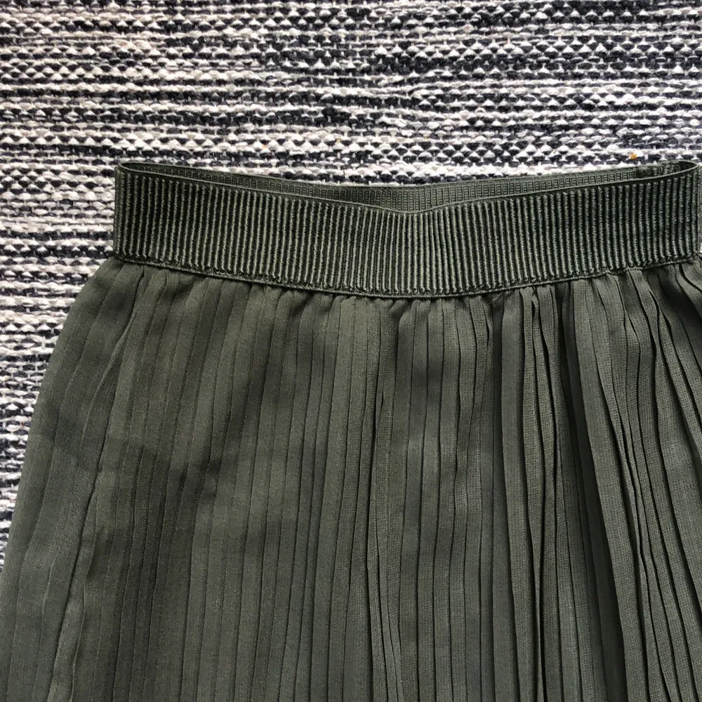 Grön plisserad kjol från NAKD. Kan mötas i stockholm, annars står köpare för frakt.. Kjolar.