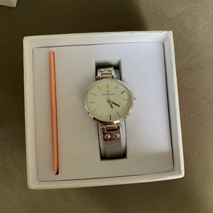 Mockberg Klocka - Säljer denna helt nya Mockberg klockan! Nypris ca 1000 kr💕 klockan kommer i orginalförpackningen och har aldrig ens testats. priset kan diskuteras. kan mötas upp i Gävle eller fraktas, köparen står för frakten 