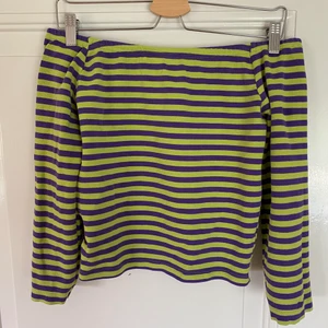 Topp - Gullig Randig offshoulder tröja med trekvartsarmar strl S/M