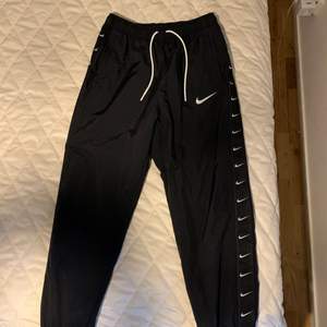 Sköna Nike nylon byxor köpta från jd sports, med resår längst ner på byxbenen. Samt justerbar midja.