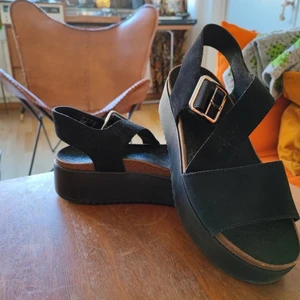 Sandaler från Clarks - Svart platåsandal från Clarks, med mocka/ läderremmar, stl 40. Mjuk och bekväm, cirka 5,5 cm hög sula. Normal i storleken.