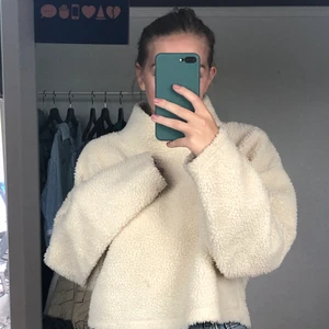 Fluffig tröja - Mysig teddytröja från Bikbok. Inte lika fluffig på insidan vilket gör att den inte blir supervarm och går att använda över en tröja eller klänning eller liknande nu på sommaren! Endast använd fåtal gånger. Möts gärna i Stockholm, annars står köparen för frakten.