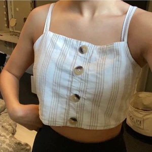 Gulligt linne🤍 - Gulligt linne från Gina Tricot som jag aldrig har använt. Köpte i fel storlek. Köparen står för frakt🤍