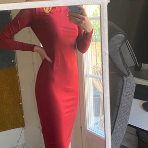 Röd tight klänning - Vinröd, tight klänning från BikBok som går ner till knäna. Den är storlek S men är stretchig så passar säkert också en M. Kan mötas upp i Stockholm, annars står köparen för frakt. 