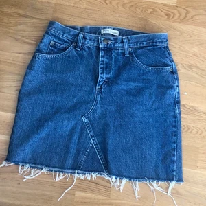 Jeanskjol från lee i storlek M - Jeanskjol från lee i storlek M som aldrig kommit till användning för att den är förstor för mig, ett bra basplagg till sommaren. 150kr plus frakt 💙