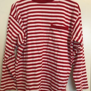 randig tröja  - randig långärmad, skulle tippa på storlek M, passar även mindre. 