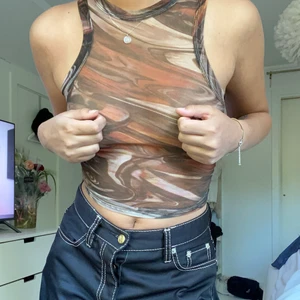 Batikmönster linne - Säljer detta jättecoola linnet från prettylittlething då det tyvärr inte kommer till användning. Lite genomskinligt därav varför jag täcker för. Tycker det är riktigt cool men bara inte helt min stil:) frakt tillkommer