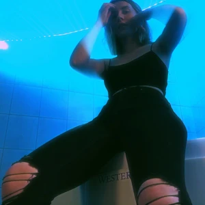 RIPPED JEANS - Svarta jeans med hål i knäna från lager 157! Storlek small