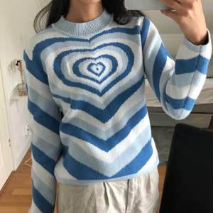 Blå populär Heart wave sweater från CIDER💙 Säljs för att den inte har kommit till så stor användning, knappt använd☹️ Om många är interesserade blir det budgivning. Storlek S som passar perfekt på mig som vanligtvis har 34💐🌟 Frakt tillkommer💕