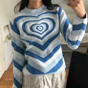 Heart wave sweater - Blå populär Heart wave sweater från CIDER💙 Säljs för att den inte har kommit till så stor användning, knappt använd☹️ Om många är interesserade blir det budgivning. Storlek S som passar perfekt på mig som vanligtvis har 34💐🌟 Frakt tillkommer💕