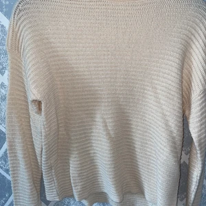 Stickad polotröja  - Nu syns inte kragen men det är en polotröja. Färgen syns bättre i verkligheten, den är lite rosa/beige. Köpt på Gekås Ullared, men det är inte deras märke. Den är i bra skick, använd max 5 gånger. 30kr+66krfrakt. 