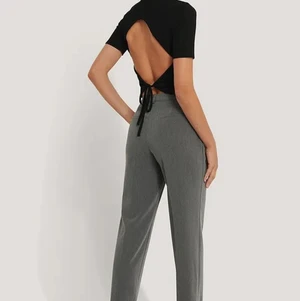 Kostymbyxor  - Gråa mellanmidjade kostymbyxor från nakd, endast testande. Skriv privat för egna bilder. Passar bra i längden på mig som är 173