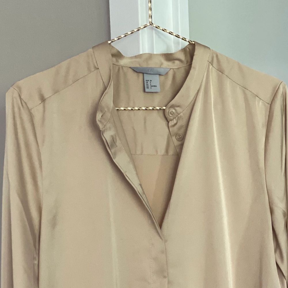 Aldrig använd, silkesskjorta från H&M. Storlek 34, men passar en 36, lite oversized och vikbara ärmar, men liten öppning. . Skjortor.